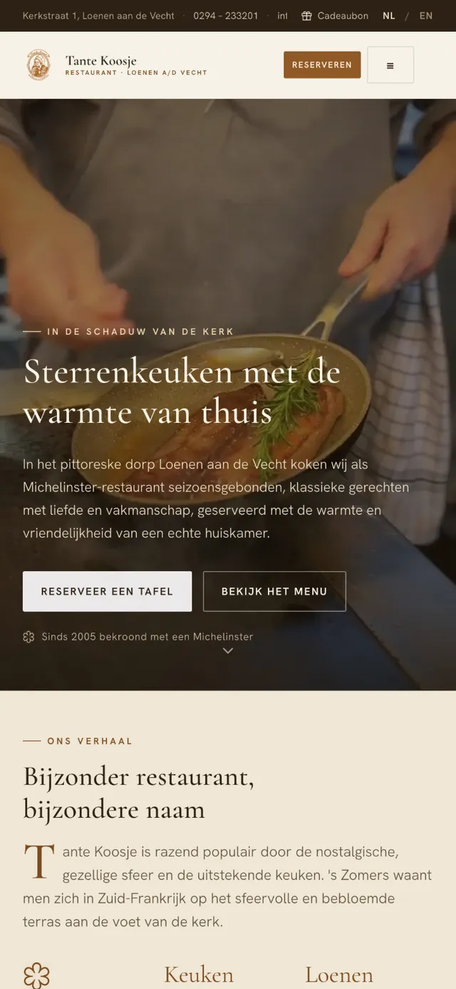 De homepage van Tante Koosje op een telefoon, met de videobanner en de knop Reserveer een tafel