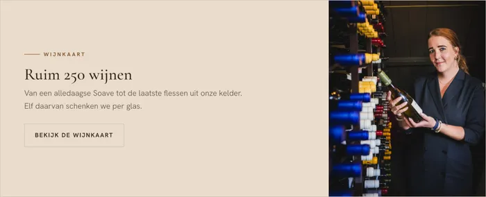 Verwijzing naar de wijnkaart met ruim 250 wijnen, met een foto van de sommelier in de wijnkelder